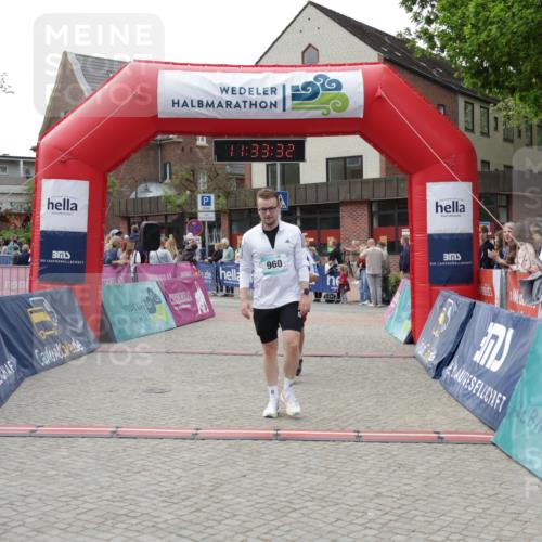 10.05.2026 - 8. Wedeler Halbmarathon Yannick Fuchs http://msf.ph/oto/9715923 10.05.2026 11:33:30 Ziel 897, 960, 2226, 2227 meine-sportfotos.de
