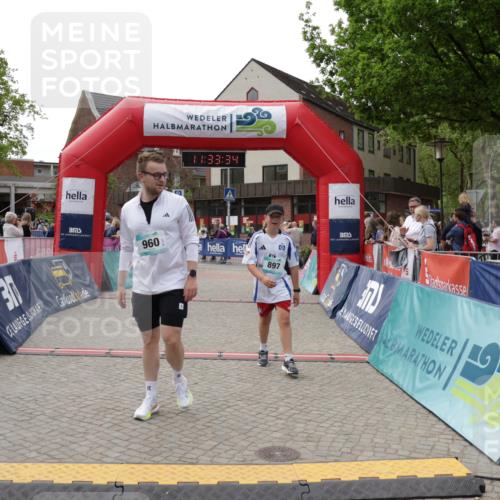 10.05.2026 - 8. Wedeler Halbmarathon Yannick Fuchs http://msf.ph/oto/9715930 10.05.2026 11:33:32 Ziel 897, 960 meine-sportfotos.de
