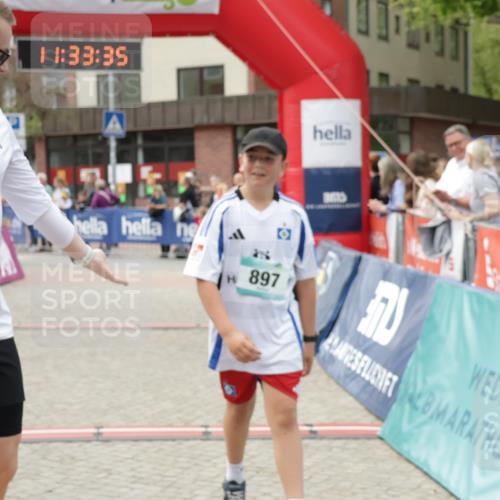 10.05.2026 - 8. Wedeler Halbmarathon Yannick Fuchs http://msf.ph/oto/9715934 10.05.2026 11:33:33 Ziel 897, 960, 1055 meine-sportfotos.de