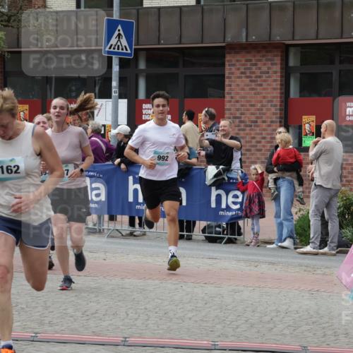 10.05.2026 - 8. Wedeler Halbmarathon Yannick Fuchs http://msf.ph/oto/9716048 10.05.2026 11:34:27 Ziel 179, 645, 651, 807, 992, 993, 2070, 2162 meine-sportfotos.de