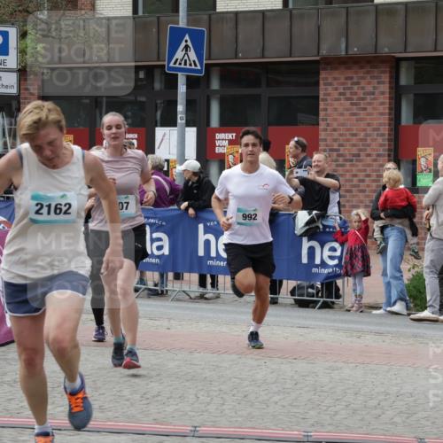 10.05.2026 - 8. Wedeler Halbmarathon Yannick Fuchs http://msf.ph/oto/9716049 10.05.2026 11:34:27 Ziel 179, 645, 651, 807, 992, 993, 2070, 2162 meine-sportfotos.de