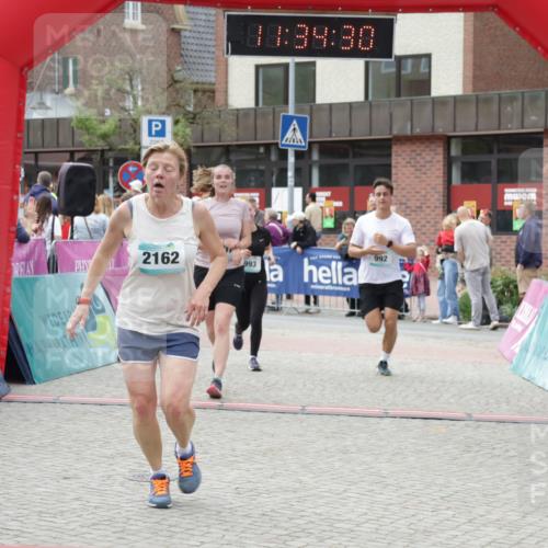 10.05.2026 - 8. Wedeler Halbmarathon Yannick Fuchs http://msf.ph/oto/9716054 10.05.2026 11:34:28 Ziel 179, 807, 992, 993, 2070, 2162 meine-sportfotos.de