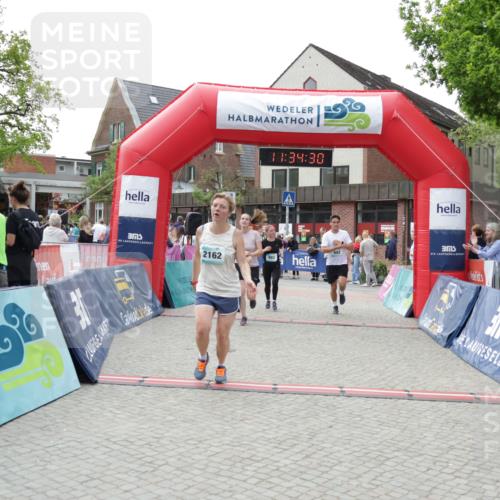 10.05.2026 - 8. Wedeler Halbmarathon Yannick Fuchs http://msf.ph/oto/9716057 10.05.2026 11:34:28 Ziel 179, 807, 992, 993, 2070, 2162 meine-sportfotos.de