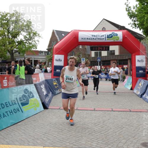 10.05.2026 - 8. Wedeler Halbmarathon Yannick Fuchs http://msf.ph/oto/9716059 10.05.2026 11:34:29 Ziel 179, 807, 992, 993, 2070, 2162 meine-sportfotos.de