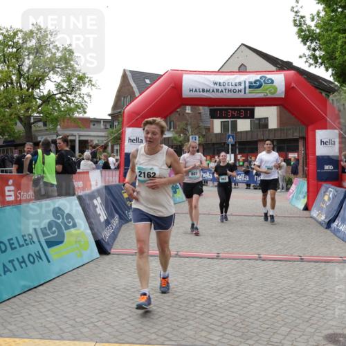 10.05.2026 - 8. Wedeler Halbmarathon Yannick Fuchs http://msf.ph/oto/9716060 10.05.2026 11:34:29 Ziel 179, 807, 992, 993, 2070, 2162 meine-sportfotos.de
