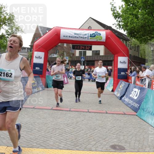 10.05.2026 - 8. Wedeler Halbmarathon Yannick Fuchs http://msf.ph/oto/9716064 10.05.2026 11:34:30 Ziel 179, 807, 992, 993, 2162 meine-sportfotos.de