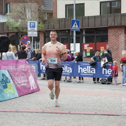10.05.2026 - 8. Wedeler Halbmarathon Yannick Fuchs http://msf.ph/oto/9716082 10.05.2026 11:34:35 Ziel 534, 992, 993 meine-sportfotos.de