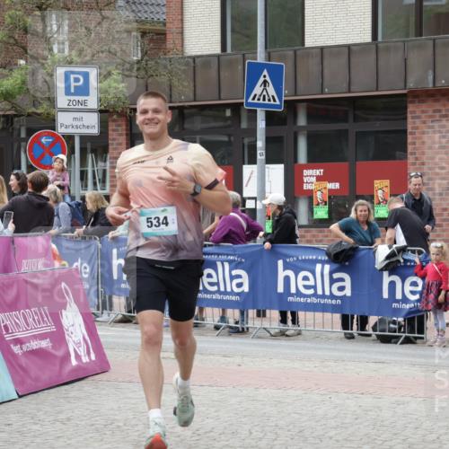 10.05.2026 - 8. Wedeler Halbmarathon Yannick Fuchs http://msf.ph/oto/9716083 10.05.2026 11:34:35 Ziel 534, 992, 993 meine-sportfotos.de