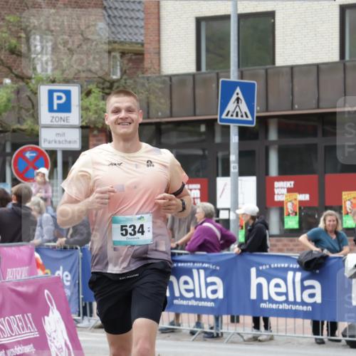10.05.2026 - 8. Wedeler Halbmarathon Yannick Fuchs http://msf.ph/oto/9716085 10.05.2026 11:34:35 Ziel 534, 992, 993 meine-sportfotos.de