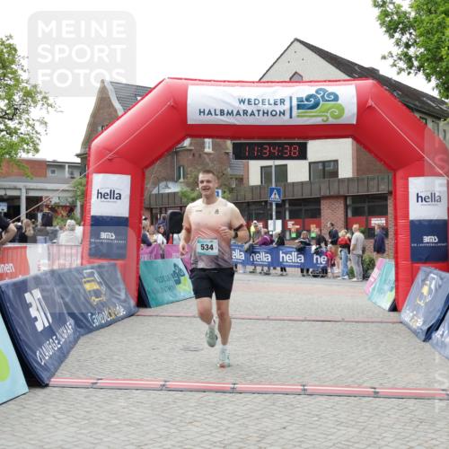 10.05.2026 - 8. Wedeler Halbmarathon Yannick Fuchs http://msf.ph/oto/9716091 10.05.2026 11:34:36 Ziel 534 meine-sportfotos.de