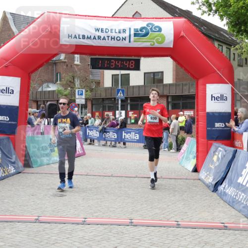 10.05.2026 - 8. Wedeler Halbmarathon Yannick Fuchs http://msf.ph/oto/9716106 10.05.2026 11:34:47 Ziel 930, 2060, 2065, 2098 meine-sportfotos.de