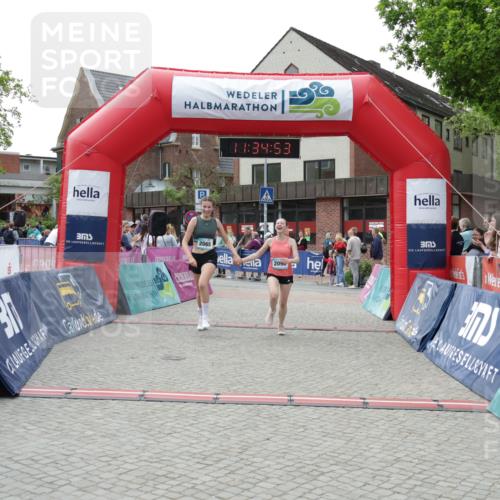 10.05.2026 - 8. Wedeler Halbmarathon Yannick Fuchs http://msf.ph/oto/9716125 10.05.2026 11:34:51 Ziel 930, 2060, 2065, 2098 meine-sportfotos.de