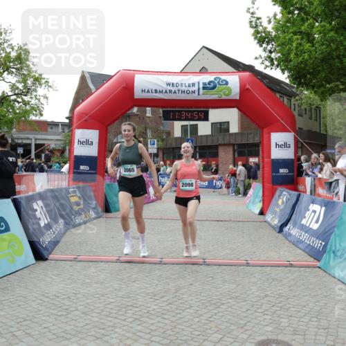10.05.2026 - 8. Wedeler Halbmarathon Yannick Fuchs http://msf.ph/oto/9716132 10.05.2026 11:34:52 Ziel 930, 2065, 2098 meine-sportfotos.de