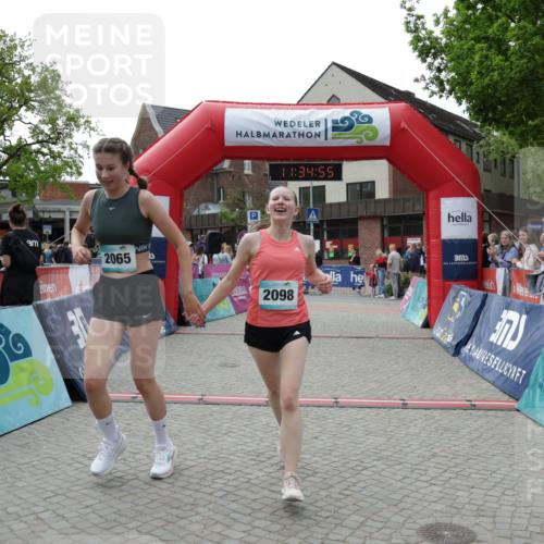 10.05.2026 - 8. Wedeler Halbmarathon Yannick Fuchs http://msf.ph/oto/9716137 10.05.2026 11:34:53 Ziel 701, 709, 2065, 2098 meine-sportfotos.de