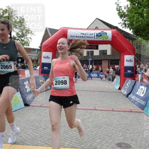 10.05.2026 - 8. Wedeler Halbmarathon Yannick Fuchs http://msf.ph/oto/9716140 10.05.2026 11:34:54 Ziel 701, 709, 2065, 2098 meine-sportfotos.de