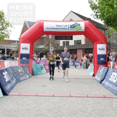 10.05.2026 - 8. Wedeler Halbmarathon Yannick Fuchs http://msf.ph/oto/9716150 10.05.2026 11:34:58 Ziel 440, 673, 701, 709, 814 meine-sportfotos.de