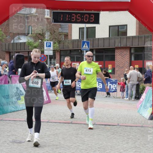 10.05.2026 - 8. Wedeler Halbmarathon Yannick Fuchs http://msf.ph/oto/9716162 10.05.2026 11:35:01 Ziel 414, 440, 673, 701, 709, 814, 846, 847 meine-sportfotos.de