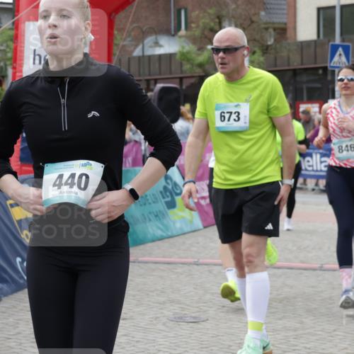 10.05.2026 - 8. Wedeler Halbmarathon Yannick Fuchs http://msf.ph/oto/9716177 10.05.2026 11:35:04 Ziel 414, 440, 673, 814, 846, 847 meine-sportfotos.de
