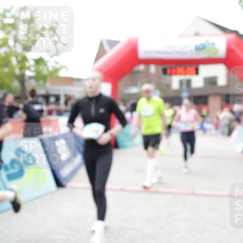 10.05.2026 - 8. Wedeler Halbmarathon Yannick Fuchs http://msf.ph/oto/9716178 10.05.2026 11:35:04 Ziel 414, 440, 673, 814, 846, 847 meine-sportfotos.de