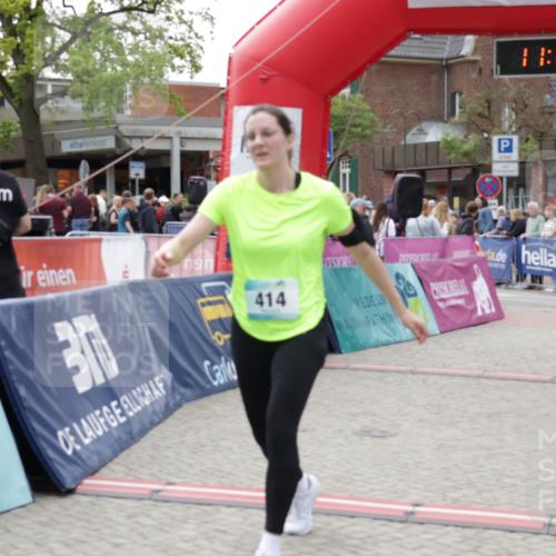 10.05.2026 - 8. Wedeler Halbmarathon Yannick Fuchs http://msf.ph/oto/9716189 10.05.2026 11:35:08 Ziel 414, 846, 847, 949, 2075 meine-sportfotos.de