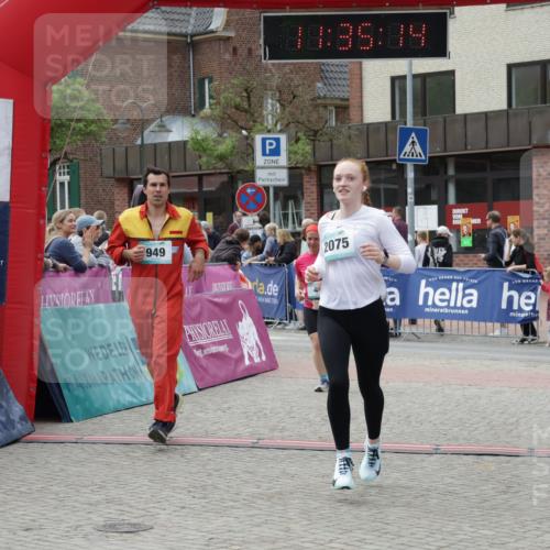 10.05.2026 - 8. Wedeler Halbmarathon Yannick Fuchs http://msf.ph/oto/9716201 10.05.2026 11:35:12 Ziel 44, 949, 2075 meine-sportfotos.de