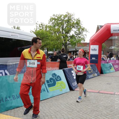 10.05.2026 - 8. Wedeler Halbmarathon Yannick Fuchs http://msf.ph/oto/9716219 10.05.2026 11:35:16 Ziel 44, 334, 949, 2075 meine-sportfotos.de