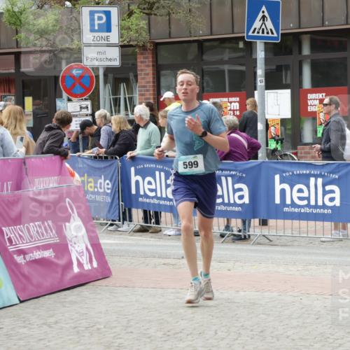 10.05.2026 - 8. Wedeler Halbmarathon Yannick Fuchs http://msf.ph/oto/9716238 10.05.2026 11:35:23 Ziel 334, 599 meine-sportfotos.de