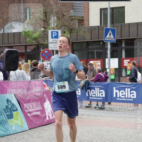 10.05.2026 - 8. Wedeler Halbmarathon Yannick Fuchs http://msf.ph/oto/9716239 10.05.2026 11:35:25 Ziel 334, 599, 971 meine-sportfotos.de