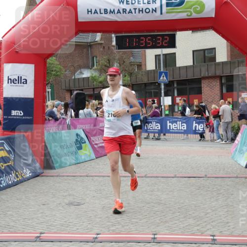 10.05.2026 - 8. Wedeler Halbmarathon Yannick Fuchs http://msf.ph/oto/9716262 10.05.2026 11:35:31 Ziel 705, 706, 785, 971, 2160 meine-sportfotos.de