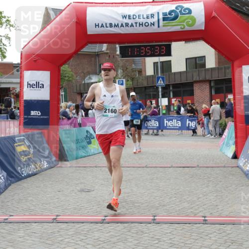 10.05.2026 - 8. Wedeler Halbmarathon Yannick Fuchs http://msf.ph/oto/9716264 10.05.2026 11:35:31 Ziel 705, 706, 785, 971, 2160 meine-sportfotos.de