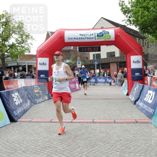 10.05.2026 - 8. Wedeler Halbmarathon Yannick Fuchs http://msf.ph/oto/9716267 10.05.2026 11:35:31 Ziel 705, 706, 785, 971, 2160 meine-sportfotos.de