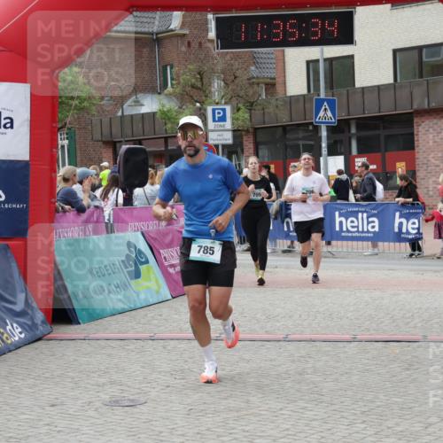 10.05.2026 - 8. Wedeler Halbmarathon Yannick Fuchs http://msf.ph/oto/9716271 10.05.2026 11:35:33 Ziel 705, 706, 785, 971, 2160 meine-sportfotos.de