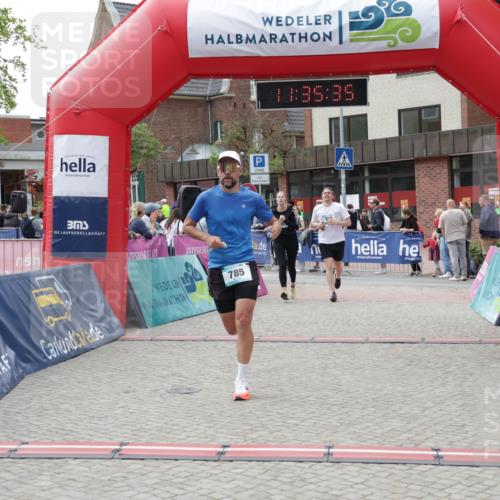 10.05.2026 - 8. Wedeler Halbmarathon Yannick Fuchs http://msf.ph/oto/9716273 10.05.2026 11:35:33 Ziel 705, 706, 785, 971, 2160 meine-sportfotos.de