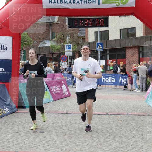 10.05.2026 - 8. Wedeler Halbmarathon Yannick Fuchs http://msf.ph/oto/9716285 10.05.2026 11:35:36 Ziel 705, 706, 727, 785, 2160 meine-sportfotos.de