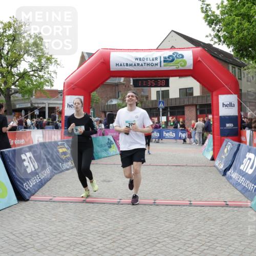 10.05.2026 - 8. Wedeler Halbmarathon Yannick Fuchs http://msf.ph/oto/9716290 10.05.2026 11:35:37 Ziel 705, 706, 727, 785 meine-sportfotos.de