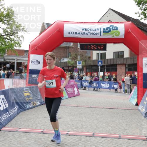 10.05.2026 - 8. Wedeler Halbmarathon Yannick Fuchs http://msf.ph/oto/9716302 10.05.2026 11:35:40 Ziel 705, 706, 727 meine-sportfotos.de