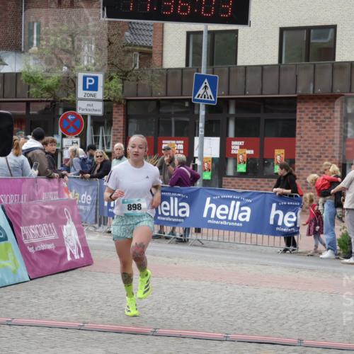 10.05.2026 - 8. Wedeler Halbmarathon Yannick Fuchs http://msf.ph/oto/9716323 10.05.2026 11:36:02 Ziel 393, 898 meine-sportfotos.de
