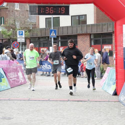 10.05.2026 - 8. Wedeler Halbmarathon Yannick Fuchs http://msf.ph/oto/9716359 10.05.2026 11:36:17 Ziel 730, 792, 2005, 2006, 2042 meine-sportfotos.de