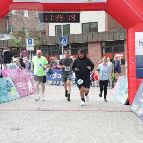 10.05.2026 - 8. Wedeler Halbmarathon Yannick Fuchs http://msf.ph/oto/9716360 10.05.2026 11:36:17 Ziel 730, 792, 2005, 2006, 2042 meine-sportfotos.de
