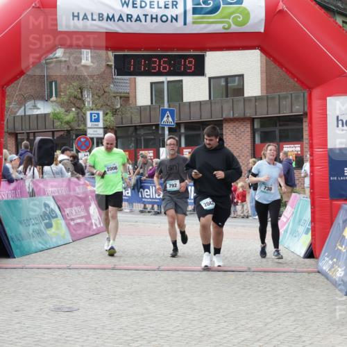10.05.2026 - 8. Wedeler Halbmarathon Yannick Fuchs http://msf.ph/oto/9716363 10.05.2026 11:36:18 Ziel 730, 792, 2005, 2006, 2042 meine-sportfotos.de