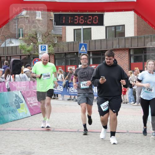 10.05.2026 - 8. Wedeler Halbmarathon Yannick Fuchs http://msf.ph/oto/9716365 10.05.2026 11:36:18 Ziel 730, 792, 2005, 2006, 2042 meine-sportfotos.de