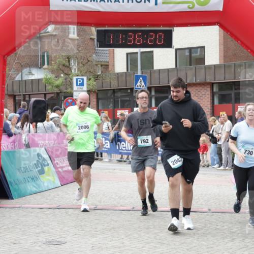 10.05.2026 - 8. Wedeler Halbmarathon Yannick Fuchs http://msf.ph/oto/9716366 10.05.2026 11:36:18 Ziel 730, 792, 2005, 2006, 2042 meine-sportfotos.de