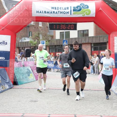 10.05.2026 - 8. Wedeler Halbmarathon Yannick Fuchs http://msf.ph/oto/9716368 10.05.2026 11:36:19 Ziel 730, 792, 2006, 2042 meine-sportfotos.de