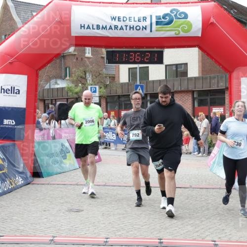 10.05.2026 - 8. Wedeler Halbmarathon Yannick Fuchs http://msf.ph/oto/9716370 10.05.2026 11:36:19 Ziel 730, 792, 2006, 2042 meine-sportfotos.de