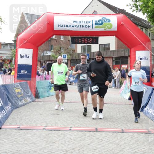 10.05.2026 - 8. Wedeler Halbmarathon Yannick Fuchs http://msf.ph/oto/9716372 10.05.2026 11:36:19 Ziel 730, 792, 2006, 2042 meine-sportfotos.de