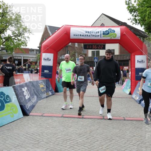 10.05.2026 - 8. Wedeler Halbmarathon Yannick Fuchs http://msf.ph/oto/9716376 10.05.2026 11:36:20 Ziel 730, 792, 2006, 2042 meine-sportfotos.de