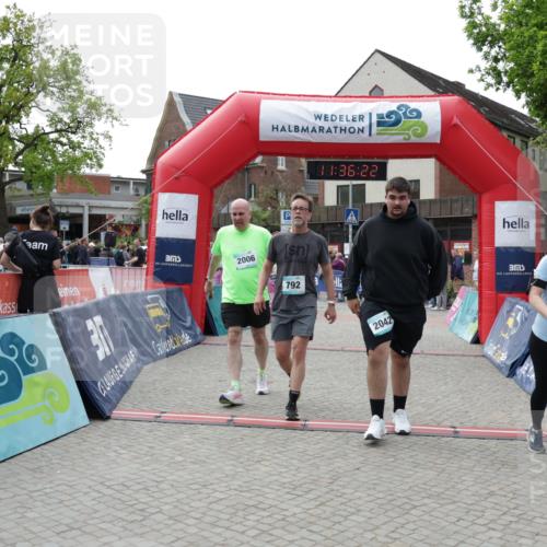 10.05.2026 - 8. Wedeler Halbmarathon Yannick Fuchs http://msf.ph/oto/9716377 10.05.2026 11:36:20 Ziel 730, 792, 2006, 2042 meine-sportfotos.de