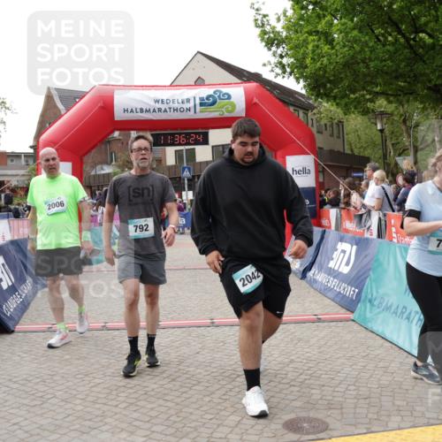 10.05.2026 - 8. Wedeler Halbmarathon Yannick Fuchs http://msf.ph/oto/9716380 10.05.2026 11:36:22 Ziel 154, 730, 792, 2006, 2042 meine-sportfotos.de