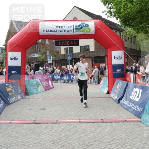 10.05.2026 - 8. Wedeler Halbmarathon Yannick Fuchs http://msf.ph/oto/9716427 10.05.2026 11:36:43 Ziel 2142 meine-sportfotos.de
