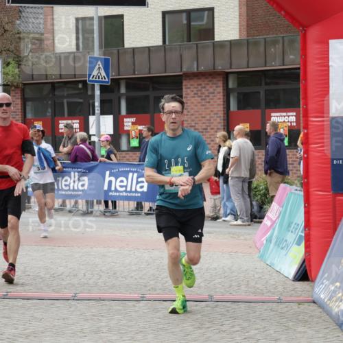 10.05.2026 - 8. Wedeler Halbmarathon Yannick Fuchs http://msf.ph/oto/9716482 10.05.2026 11:37:05 Ziel 31, 333, 696, 2068 meine-sportfotos.de